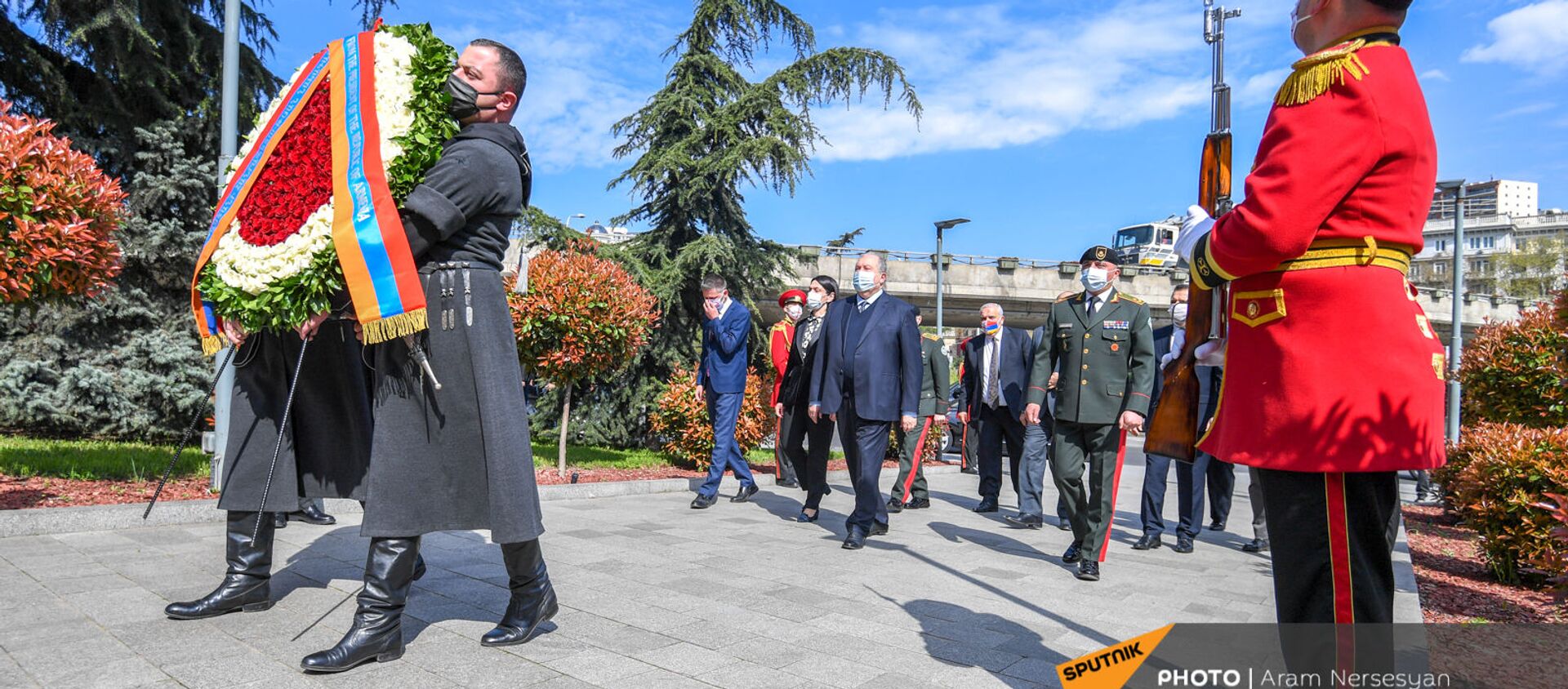 Президент Армении Армен Саркисян возложил цветы возложил цветы к мемориалу героям (16 апреля 2021 год). Тбилиси - Sputnik Արմենիա, 1920, 16.04.2021
