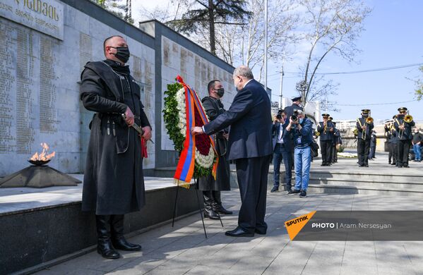ՀՀ նախագահը ծաղկեպսակ է դնում Հերոսների հուշարձանի մոտ. 15 ապրիլի, 2021 - Sputnik Արմենիա