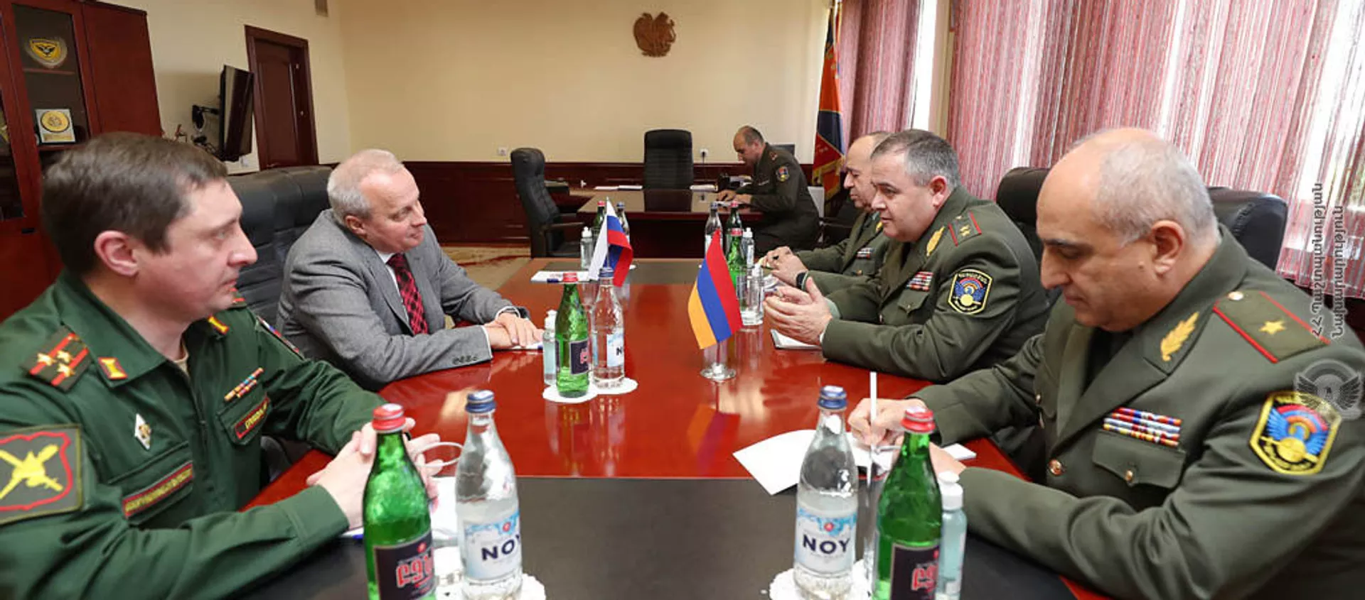 Глава Генштаба ВС РА генерал-лейтенант Артак Давтян принял Чрезвычайного и Полномочного Посла РФ в Армении Сергея Копыркина в сопровождении военно-воздушного атташе Посольства полковника. Андрея Грищука (16 апреля 2021). Еревaн - Sputnik Армения, 1920, 16.04.2021