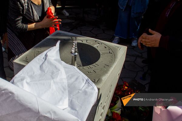 Церемония открытия памятника - фонтанчика в честь павшего в карабахской войне военнослужащего Гагика Погосяна (16 апреля 2021). Еревaн - Sputnik Армения