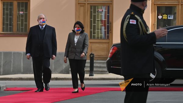 Президенты Армении и Грузии Армен Саркисян и Саломе Зурабишвили во время почетной церемонии встречи перед дворцом Орбелиани (15 апреля 2021). Тбилиси - Sputnik Армения