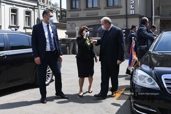 Президент Армен Саркисян беседует с супругой Нунэ Саркисян у входа в армянскую церковь Сурб Геворг (16 апреля 2021). Тбилиси - Sputnik Армения