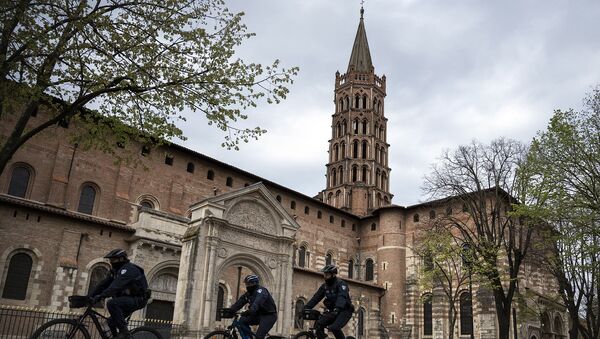 Полицейские патрулируют перед базиликой Святого Сернина в Тулузе (2 апреля 2020). Франция - Sputnik Армения