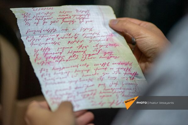 Мама погибшего военнослужащего Нерсеса Нерсисяна Гаяне читает стихотворение, посвященное спортивным достижениям сына - Sputnik Армения