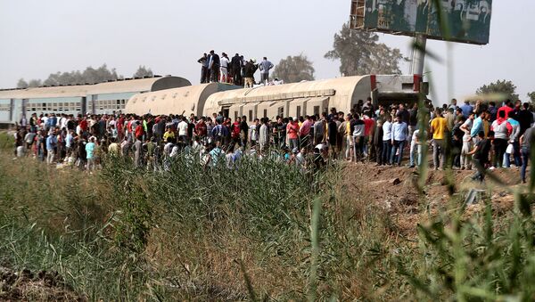 Люди на месте сошедшего с рельсов поезда в провинции Калиубия, к северу от Каира (18 апреля 2021). Египет - Sputnik Армения