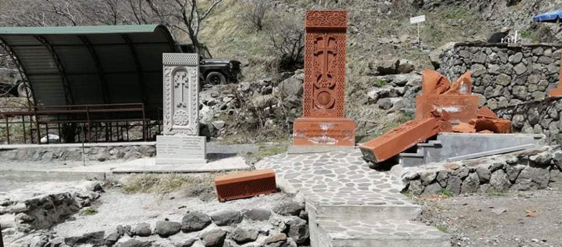 Разбитые хачкары в селе Нор Ерзнка - Sputnik Армения, 1920, 18.04.2021