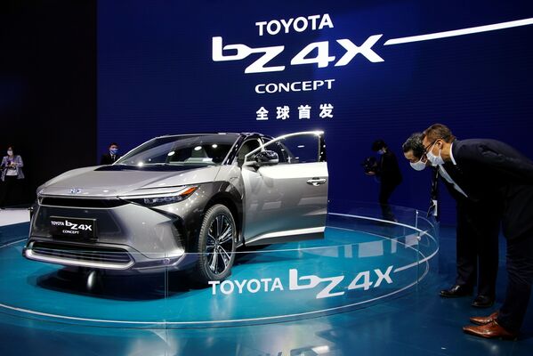 Автомобиль Toyota BZ4X на 19-й международной автомобильной выставке в Шанхае - Sputnik Армения