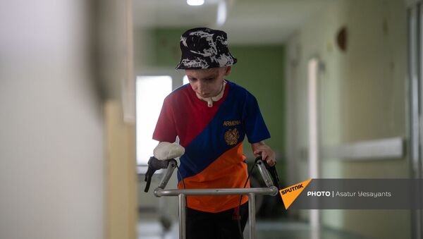 8-летний Ваге Мосинян, получивший 80% ожогов в дорожно-транспортном происшествии, выписывается из больницы через год - Sputnik Армения