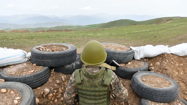 Армянский военнослужащий на армяно-азербайджанской границе - Sputnik Արմենիա
