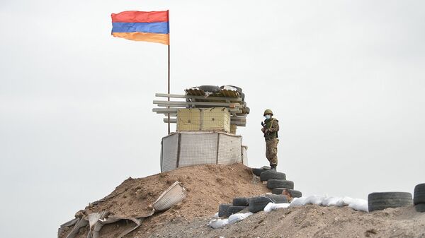 Армянский военнослужащий на армяно-азербайджанской границе - Sputnik Արմենիա