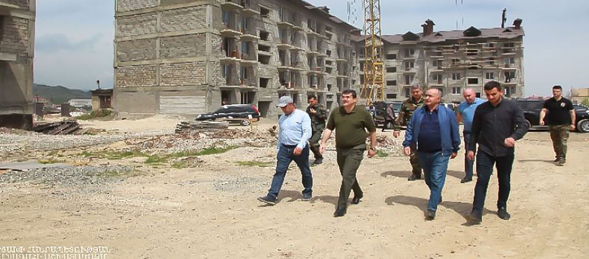 Президент Карабаха Араик Арутюнян посетил стройку многоквартирного здания (19 апреля 2021). Степанакерт - Sputnik Армения, 1920, 30.05.2021