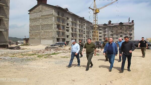 Президент Карабаха Араик Арутюнян посетил стройку многоквартирного здания (19 апреля 2021). Степанакерт - Sputnik Армения