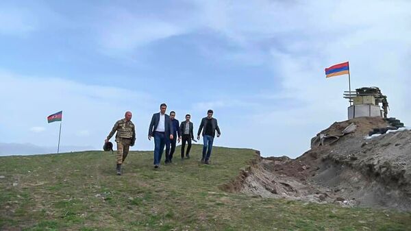 Омбудсмен Арман Татоян на армяно-азербайджанской границе во время рабочей поездки с президентом в Сюникскую область (19 апреля 2021). Сюник - Sputnik Армения