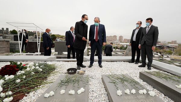 Премьер-министр Никол Пашинян посетил могилу Аркадия Тер-Тадевосяна (20 апреля 2021). Еревaн - Sputnik Արմենիա