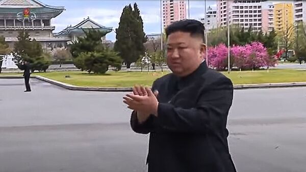 Как встречали Ким Чен Ына, приехавшего сфотографироваться с участниками конгресса Трудовой партии КНДР. - Sputnik Армения