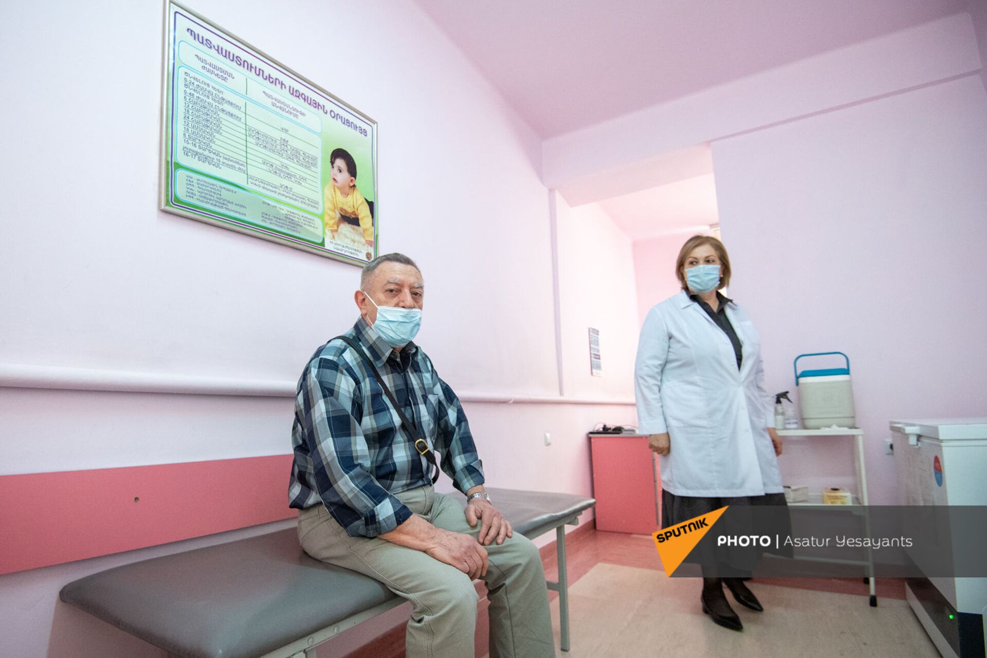 Люди хотят Спутник V։ какая атмосфера царит в поликлиниках Армении в дни вакцинации - Sputnik Армения, 1920, 20.04.2021