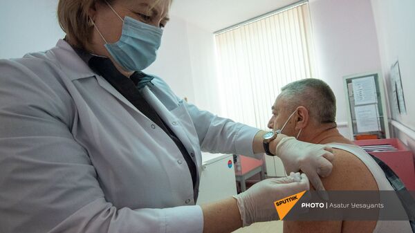 Врач-инфекционист поликлиники №8 Анаит Саруханян проводит вакцинацию Владимиру Кюркчяну - Sputnik Արմենիա