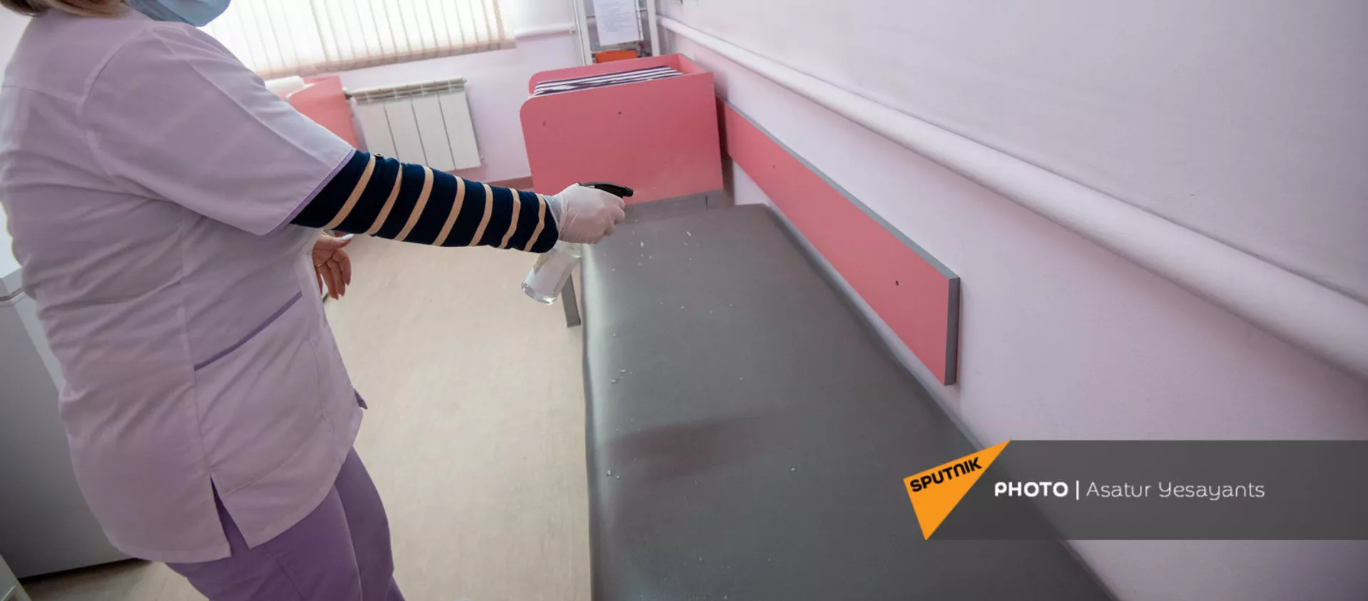 Дезинфекция койки после вакцинации в процедурной палате поликлиники №8  - Sputnik Армения, 1920, 07.05.2021