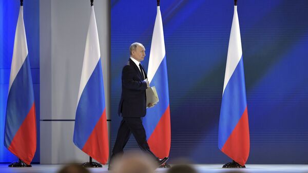 Президент РФ Владимир Путин перед началом выступления с ежегодным посланием Федеральному Собранию - Sputnik Արմենիա