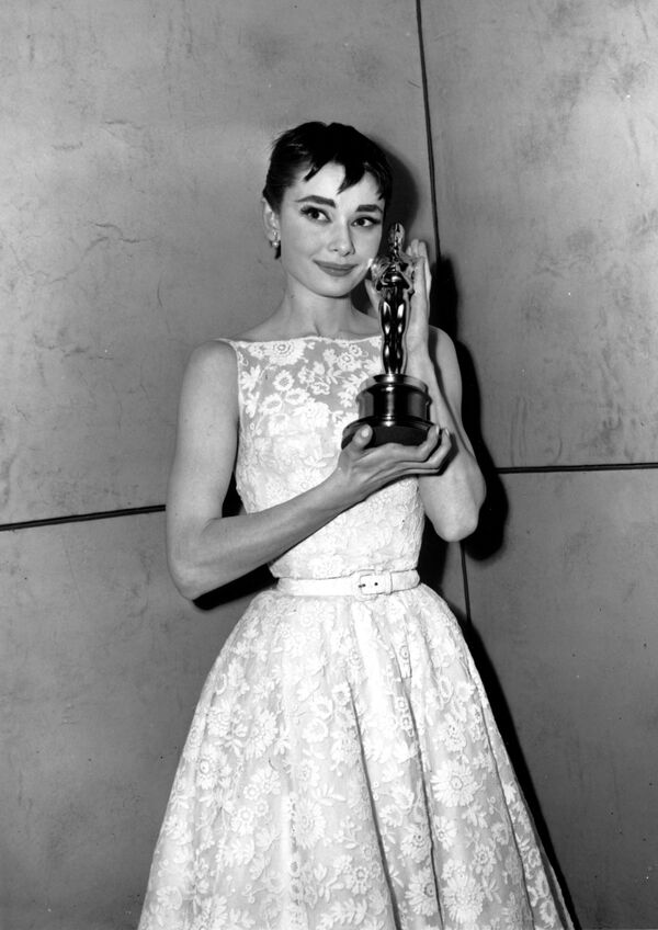 Актриса Одри Хепберн в платье дизайнера Paramount Эдит Хед на 26-й церемонии вручения премии Оскар, 1954 год - Sputnik Армения