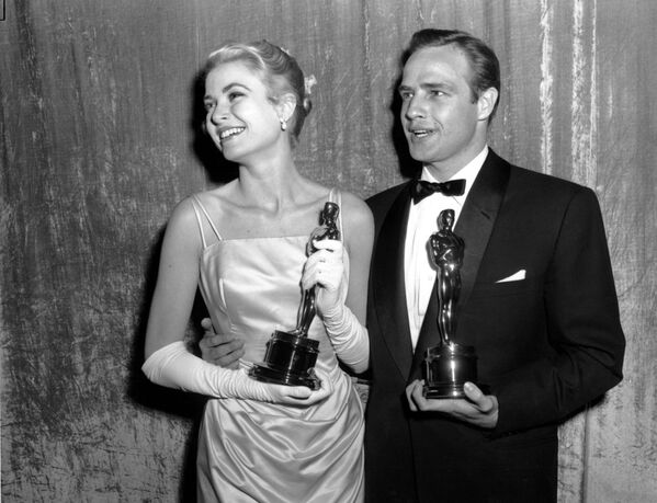 Грейс Келли и Марлон Брандо со статуэтками Оскар в Лос-Анджелесе, 1955 год - Sputnik Армения