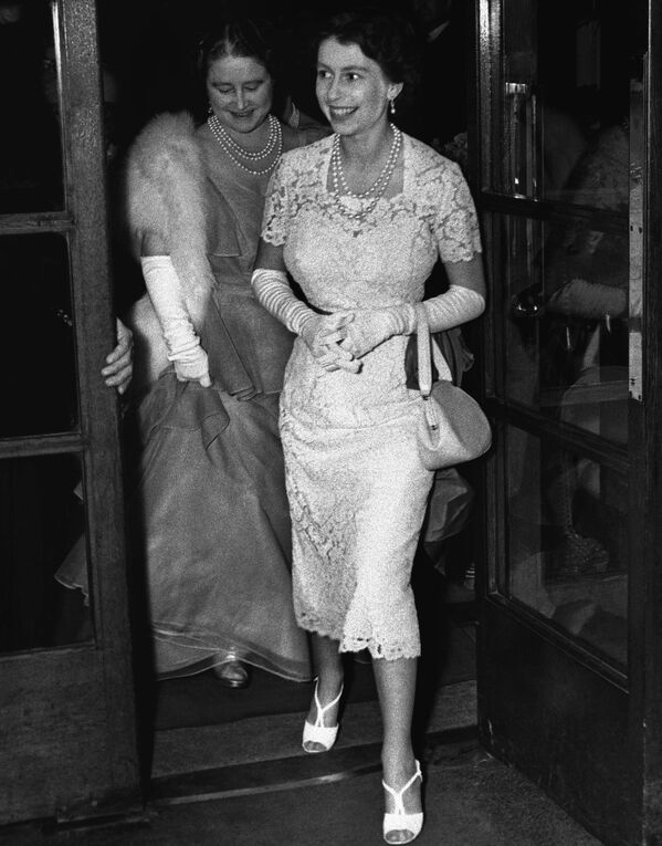 Королева Елизавета II, а за ней и королева-мать, прибывают на лондонский стадион White City, Лондон - Sputnik Армения