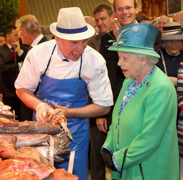 Британская королева Елизавета II на рынке в Корке, Ирландия - Sputnik Армения
