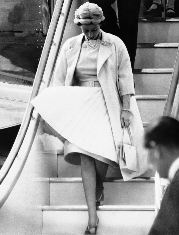 Королева Великобритании Елизавета II в аэропорту Лондона, 1959 год - Sputnik Армения