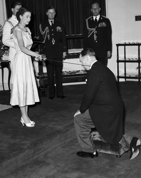 Королева Елизавета II посвящает сэра Гарфилда Барвика в Сиднее, Австралия - Sputnik Армения