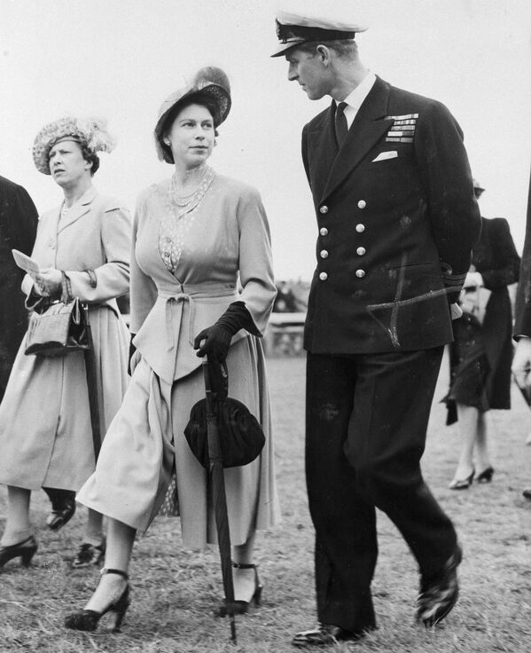 Принцесса Елизавета и герцог Эдинбургский гуляют по ипподрому Эпсома - Sputnik Армения
