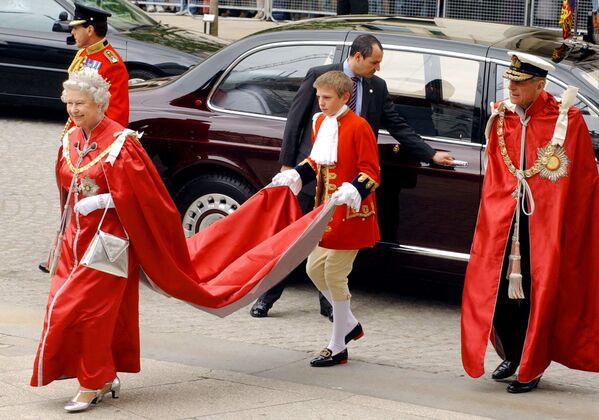 Королева Великобритании Елизавета II и герцог Эдинбургский прибывают в собор Святого Павла в Лондоне, 2004 год - Sputnik Армения