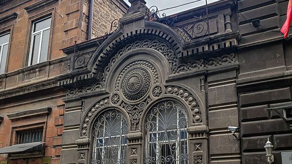 Фасад исторического здания на улице Анрапетутян в Ереване - Sputnik Армения