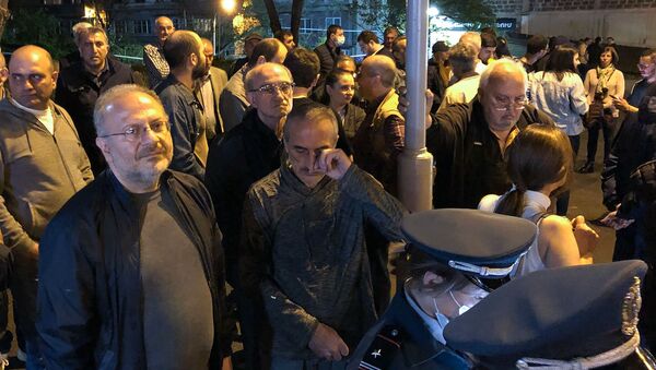 Граждане собираются у входа на территорию правительственных дач в знак солидарности сюникцев (21 апреля 2021). Еревaн - Sputnik Армения