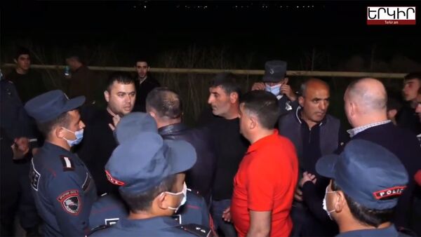 Кадр из видео перепалки между гражданами и полицией на трассе Ереван-Арташат (21 апреля 2021). Арташат - Sputnik Армения