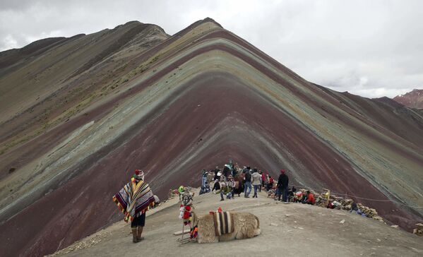 Զբոսաշրջիկները Պերուում, լեռան ֆոնին - Sputnik Արմենիա