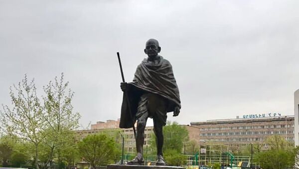 Памятник Махатме Ганди в общине Ачапняк в Ереване - Sputnik Армения