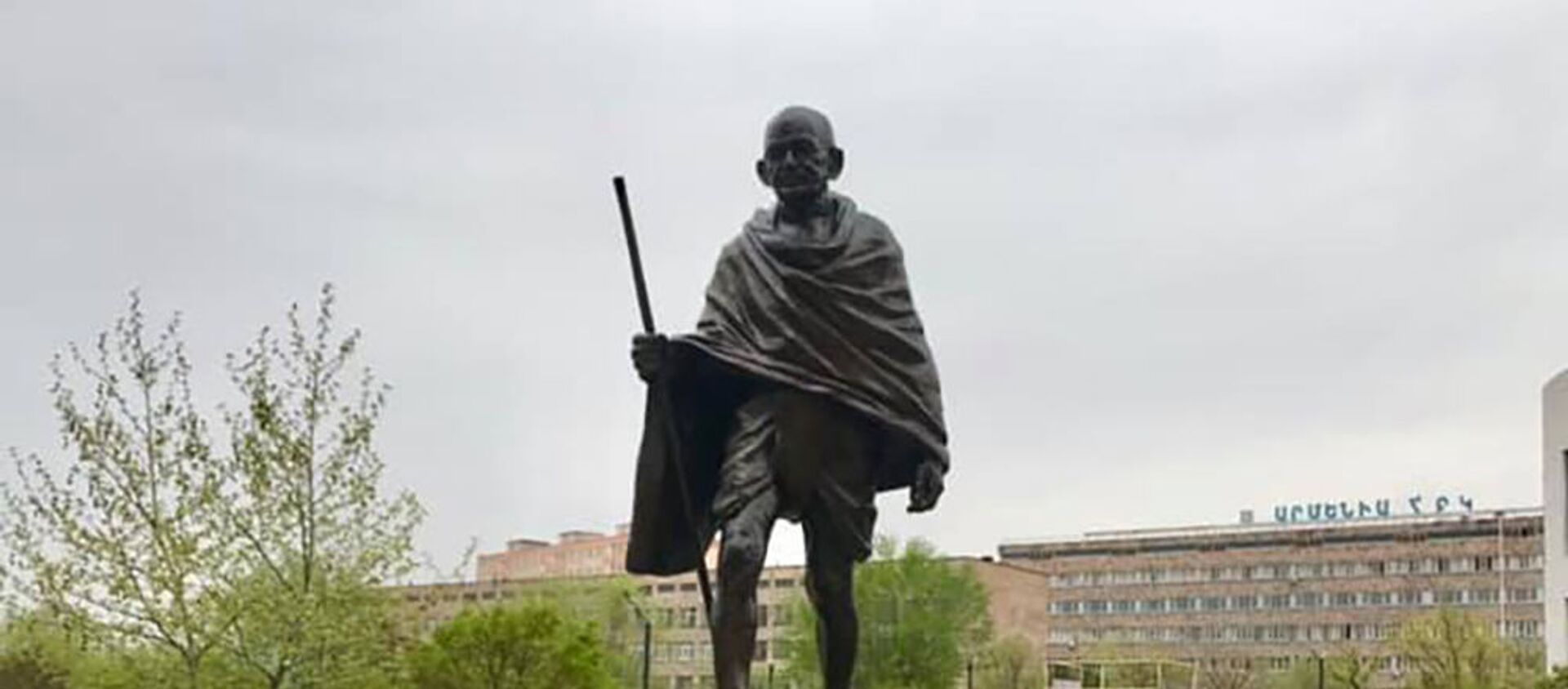 Памятник Махатме Ганди в общине Ачапняк в Ереване - Sputnik Արմենիա, 1920, 22.04.2021