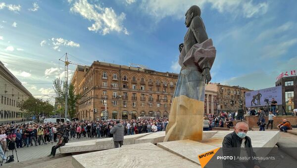 Собравшиеся в поддержку сюникцев люди перед митингом оппозиции (22 апреля 2021). Еревaн - Sputnik Армения