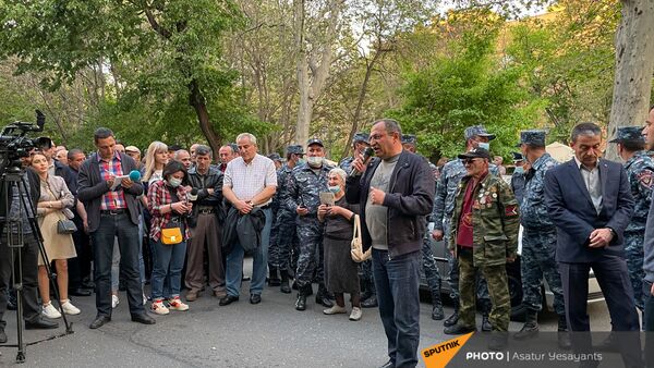 Собравшиеся в поддержку сюникцев люди во время митинга (22 апреля 2021). Еревaн - Sputnik Արմենիա