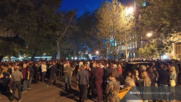 Собравшиеся в поддержку сюникцев люди во время митинга (22 апреля 2021). Еревaн - Sputnik Армения