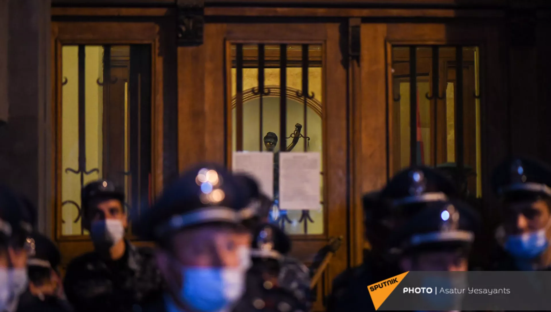 Статуя Правосудия и полицейские во время митинга в поддержку сюникцев (22 апреля 2021). Еревaн