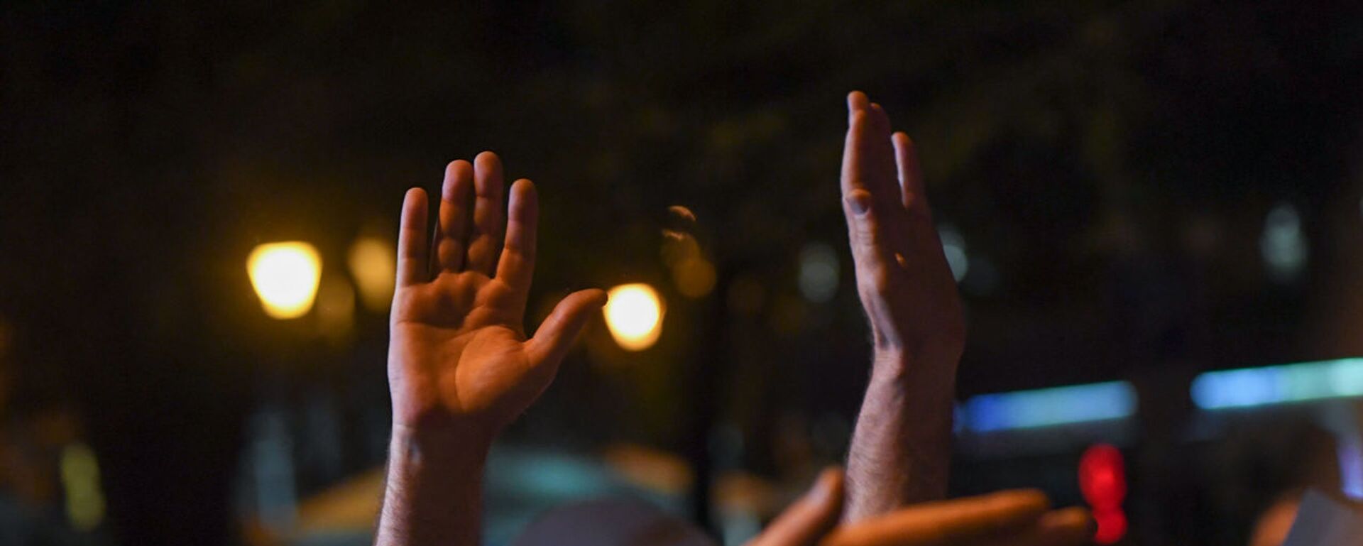 Руки участников митинга в поддержку сюникцев (22 апреля 2021). Еревaн - Sputnik Արմենիա, 1920, 20.05.2021