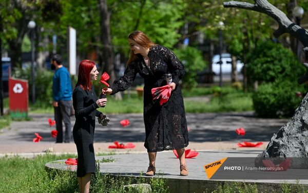 Организаторы арт-инсталляции, посвященной 106-й годовщине Геноцида армян, Наира (слева) и Мариам Мугдусян (23 апреля 2021). Еревaн - Sputnik Армения