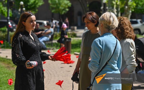 Մարիամ Մուղդուսյանը զրուցում է անցորդների հետ - Sputnik Արմենիա