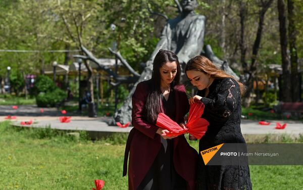 Организаторы арт-инсталляции, посвященной 106-й годовщине Геноцида армян, Наира (слева) и Мариам Мугдусян (23 апреля 2021). Еревaн - Sputnik Армения