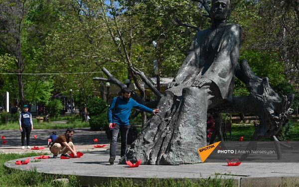 Арт-инсталляция, посвященная 106-й годовщине Геноцида армян, у памятника Комитасу (23 апреля 2021). Еревaн - Sputnik Армения