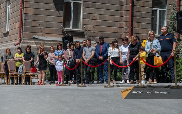 Родственники пациентов реабилитационного центра Защитника Отечества, во время церемонии открытия центра протезирования (23 апреля 2021). Еревaн - Sputnik Армения