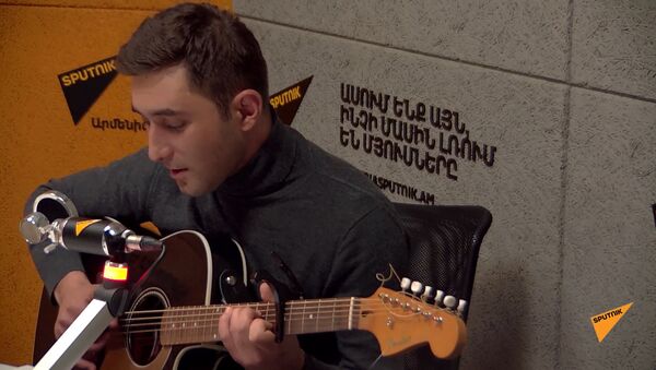 Айк Петросян представил песню «Бинокль» в студии Sputnik Армения  - Sputnik Армения