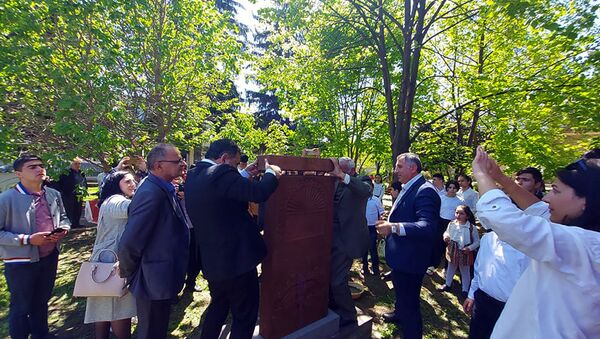 Церемония установки хачкара в центральном парке села в память о героях, погибших во все времена за защиту Родины (23 апреля 2021). Бердаван - Sputnik Արմենիա