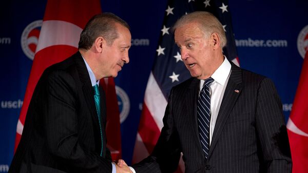 Вице-президент США Джо Байден и премьер-министр Турции Реджеп Тайип Эрдоган приветствуют друг друга во время круглого стола, организованного Торговой палатой США (16 мая 2013). Вашингтон - Sputnik Армения